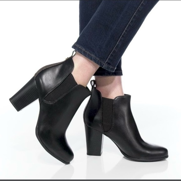 Michael Kors Women's Black Evaline Leather Heeled Ankle Bootie - Picture 2 of 12